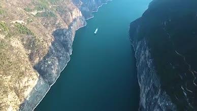 4K航拍长江三峡轮船驶过峡谷视频的预览图